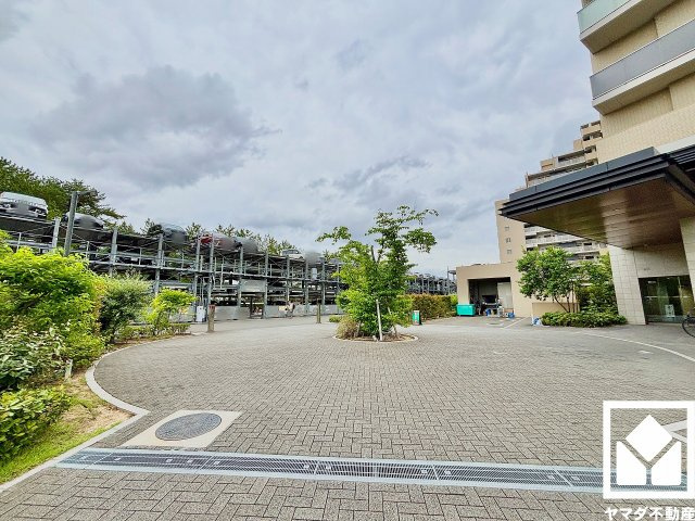 ルネ西宮仁川|広々としたロータリーには大きなキャノピーが印象的な車寄せスペースが設置されており、雨の日も濡れずに車とエントランスを行き来しやすい設計。お子様の車の乗り降りもスムーズになり、生活の質が向上します。