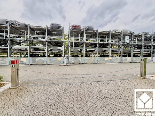 ルネ西宮仁川の駐車場|駐車場の出入り口にはロボットゲートが設置されており、セキュリティにも配慮されています。