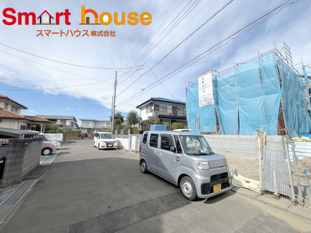厚木市鳶尾5丁目 の前面道路含む現地写真