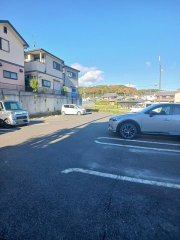 ＣＯＳＭＯＳ（コスモス）の駐車場|駐車場があるので、車を買う予定の方も安心です