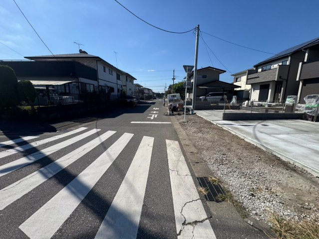 ブルーミングガーデン宇都宮清原台3丁目3棟1期2号棟の前面道路含む現地写真