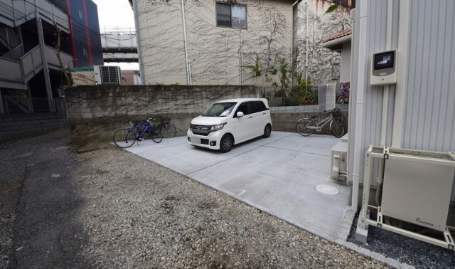 プランドール作草部の駐車場