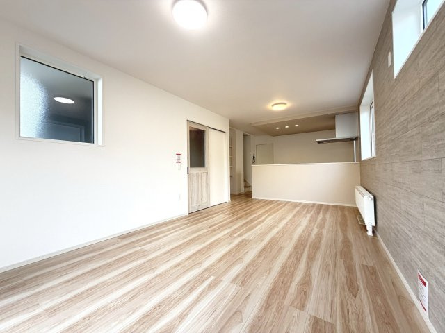 【新築戸建】札幌市東区北45条東2丁目2棟の居間・リビング|リビング・ダイニングとの一体感がある開放的なオープンキッチンを採用。アクセントクロスを使用し、シックで重厚感のあるデザインです。(同仕様物件)