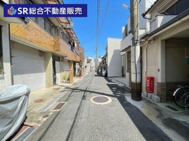 若江本町1丁目中古テラスハウスの前面道路含む現地写真|既に借主様がいる状態で、一から借主を探す必要がなく収益を得られるのがメリットです♪