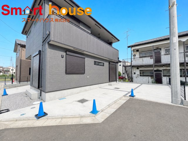 愛甲郡愛川町中津　3棟の駐車場|並列で2台駐車可能な駐車スペース。2台持ちのご家庭や来客時も安心です。お車の出し入れもしやすく、お買い物帰りの荷物の積み下ろしもスムーズ。カーライフを楽しめる駐車スペースです♪