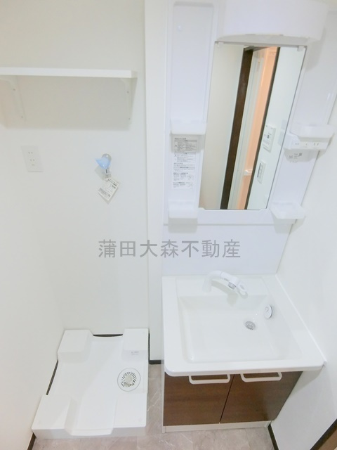キバナガーデンの洗面所|洗面脱衣所　独立洗面台　棚付きの洗濯機置き場
