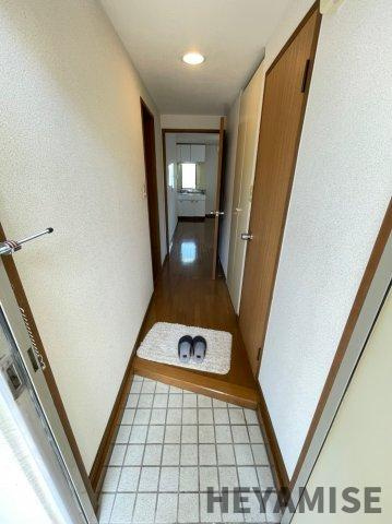 西村コーポの玄関|※写真は反転タイプの間取りとなります※