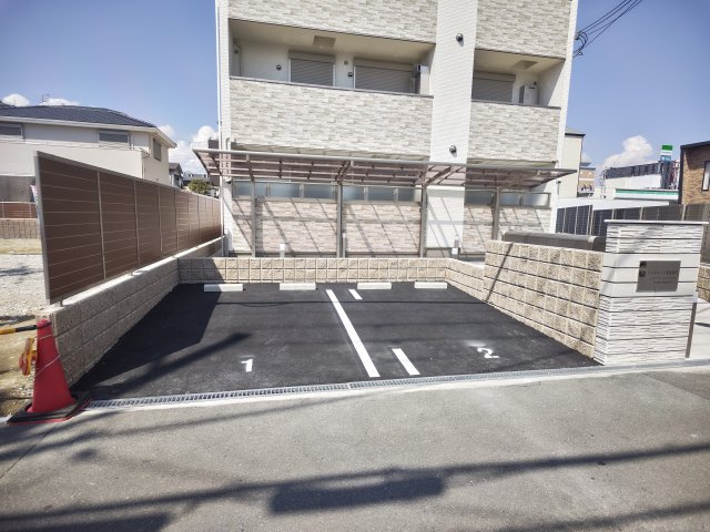 クリエオーレ雁屋西町の駐車場