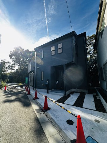 藤沢市稲荷　新築戸建ての前面道路含む現地写真