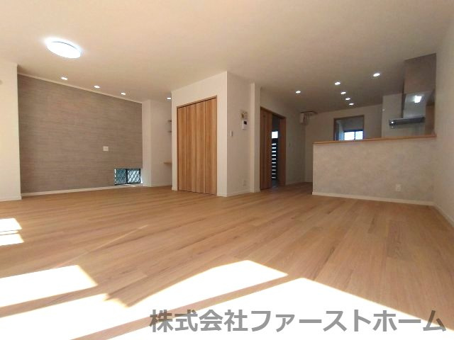 緑区平子が丘　売戸建の居間・リビング|陽当りのいい約24帖のLDKはアクセントクロスがおしゃれな空間を演出します。