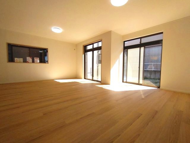 緑区平子が丘　売戸建の居間・リビング|光が差し込む窓辺で食事も仕事も心地よく。多機能な快適空間となっております！