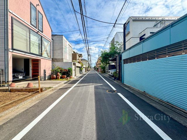目黒区東が丘1丁目の前面道路含む現地写真|閑静な住宅街に広がる、落ち着いた街並み。周辺には戸建住宅が建ち並び、穏やかな住環境が魅力です。現地とあわせて街並みもぜひご確認ください。