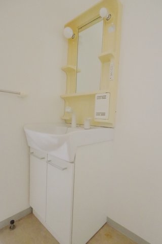 ルーセント桑原 A棟の洗面所