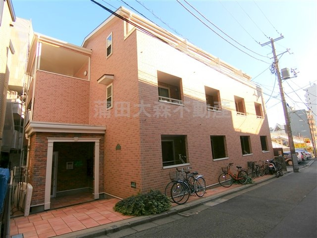 カーサロッサの外観|2005年2月築　木造地上3階建て総戸数12戸オートロック付人気賃貸アパート　JR京浜東北線大森駅近の東京都大田区山王1丁目