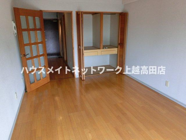ピアハイム高田の居間・リビング|洋室9.5帖