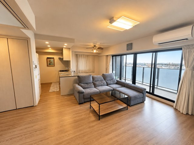 刈谷市大正町　マンションの居間・リビング|広々としたLDKは、自分好みのインテリアをレイアウトする楽しみが増えます。
