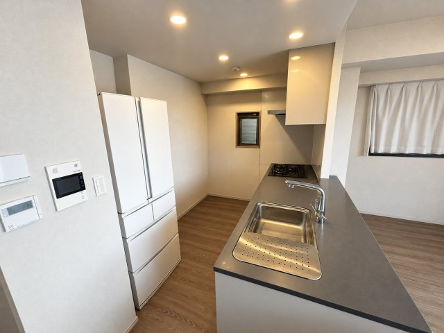 刈谷市大正町　マンションのキッチン|機能充実のシステムキッチン！調理台、シンク、コンロが一枚の鉄板によって一体化されたキッチンです！収納も多く、作業がしやすく料理の効率が上がります。