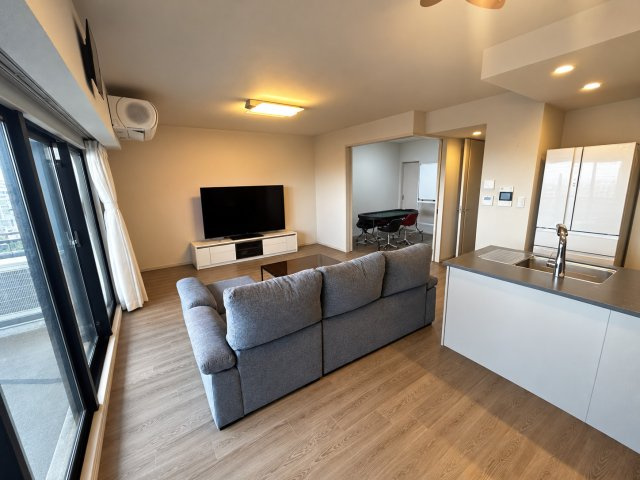 刈谷市大正町　マンションの居間・リビング|家具の配置がしやすい長方形の間取りで、リビングとダイニングをバランスよく使い分けられます！無駄なスペースが出にくく、リビングの広さをしっかり活かせる使い勝手の良い空間です！
