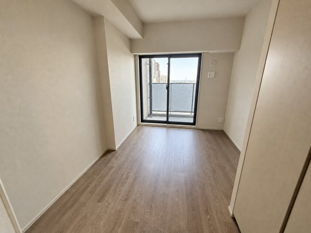 刈谷市大正町　マンションの洋室|主寝室はご夫婦がゆったりと休める落ち着いたプライベート空間として使えるお部屋です。
ベッドを置いてもゆとりがあり、リラックスして過ごせるのが魅力です！
