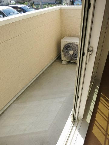 ベルソレイユＡのバルコニー|外からの目が気にならないバルコニーで洗濯物が干せます