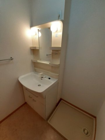 ドミール　ラヴェニューの洗面所|明るい洗面所です