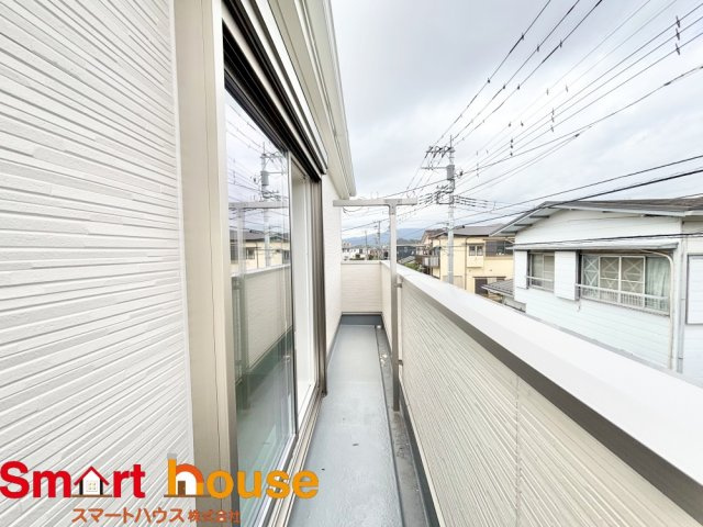 海老名市社家第18のバルコニー|朝の澄んだ空気や清々しい風を五感で感じられるバルコニー♪四季の移ろいを感じられる心地よい空間ですね。洗濯物を干したり、プランターで草花を育てたりと、暮らしに彩りを添えてくれます♪
