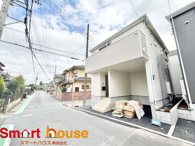 海老名市社家第18の駐車場|前面道路が広いので、お車の出し入れや駐車もスムーズです！陽当たりも遮られにくい明るいお住まいですね。建物の前が開けているため開放感があり、居心地の良い住環境です。毎日の運転も気軽にできますね♪

