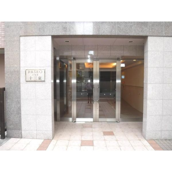 パセオ十三東のエントランス