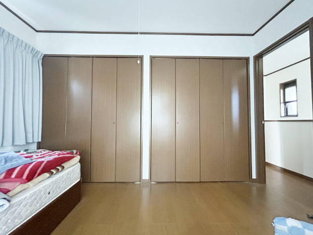 「全居室6帖以上」高知市桟橋通3丁目　中古一戸建ての洋室|衣類もスッキリ収まる大容量のクローゼットを2つ配置。お部屋を広くスマートに使えます。