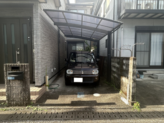 「全居室6帖以上」高知市桟橋通3丁目　中古一戸建ての駐車場|軽自動車やコンパクトカーにピッタリ！毎日の出し入れもしやすい前面道路・駐車場です。