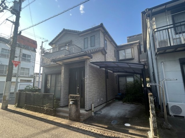 「全居室6帖以上」高知市桟橋通3丁目　中古一戸建ての外観|シックなサイディングがおしゃれな外観。カーポート付きで雨の日の乗降も安心の2階建て戸建てです。