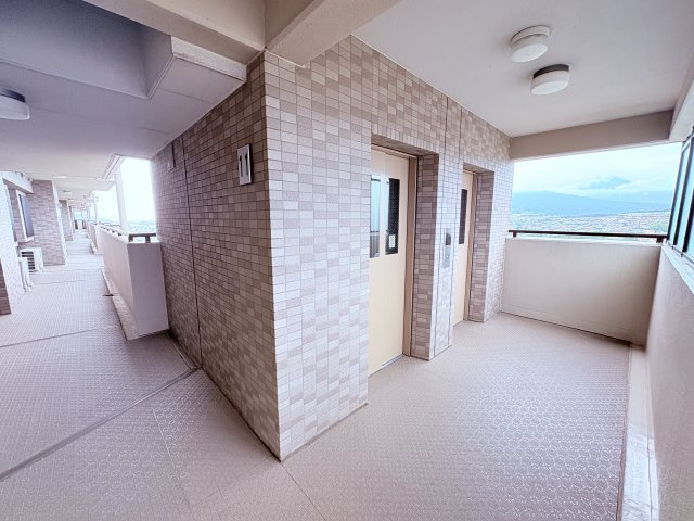 中古マンション  シャリエ三島松が丘の玄関