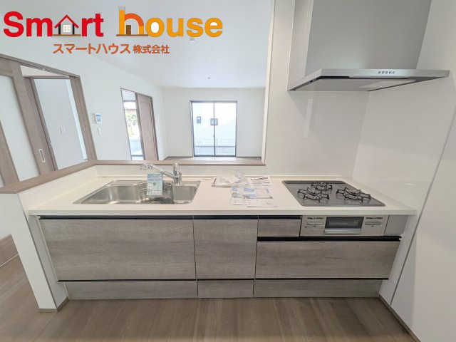 相模原市南区御園5丁目　新築全5棟のキッチン|ワークスペースを見渡せるダイニングとの空間のつながりが、スペースのゆとりを生み出しますキッチンです♪