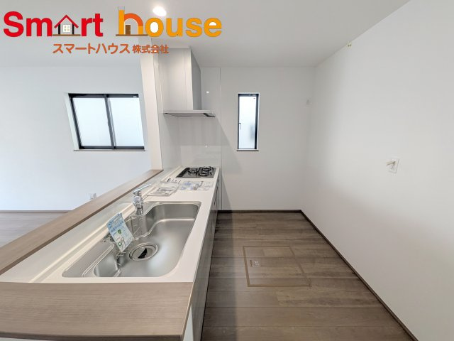 相模原市南区御園5丁目　新築全5棟のキッチン|"幅広いキッチンに冷蔵庫、カップボードなどを設置しても楽々と料理できます！
スペースにゆとりがあると気持ちもいいですね♪"