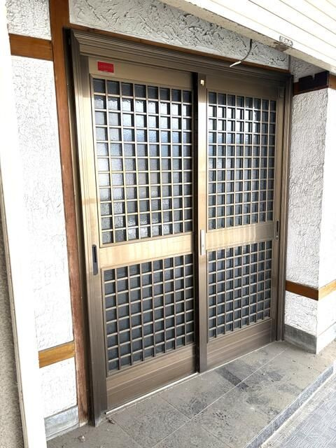 白金ビルの玄関