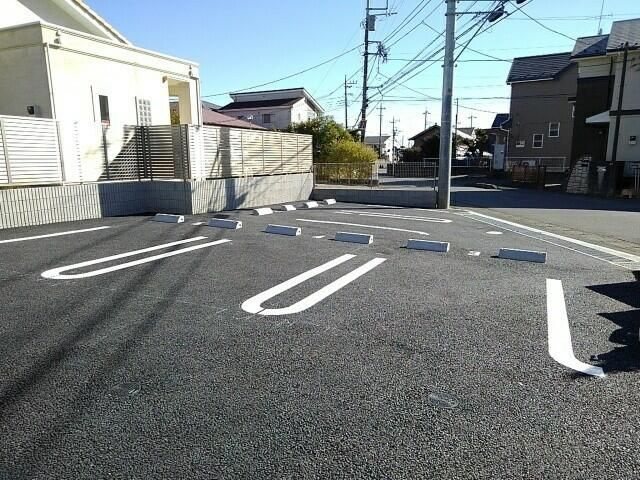 愛甲郡愛川町中津のアパートの駐車場