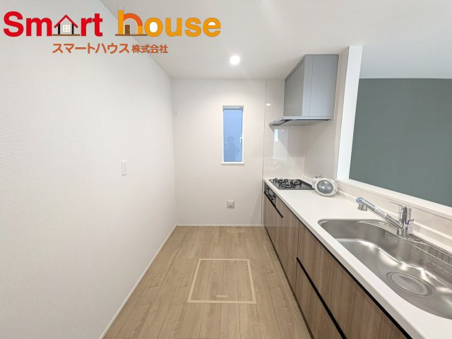 綾瀬市早川第１期のキッチン|"幅広いキッチンに冷蔵庫、カップボードなどを設置しても楽々と料理できます！
スペースにゆとりがあると気持ちもいいですね♪"