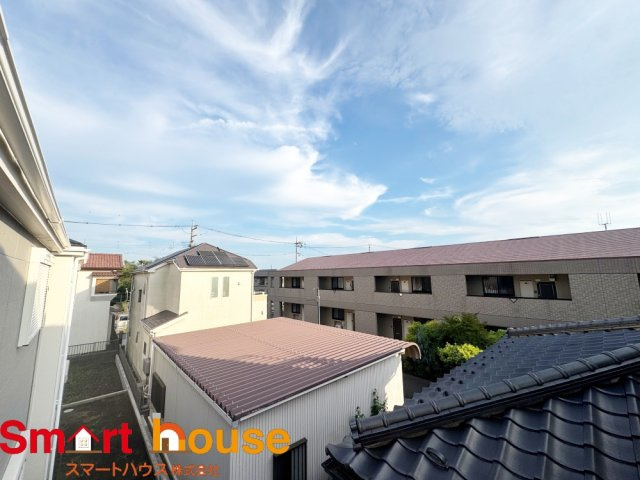 綾瀬市深谷中全４棟の展望|開放的なバルコニーは見晴らしもよく、太陽の温かな温もりをめいっぱい受け止めてくれます。太陽の光と爽やかな風を受けたお洗濯物はあっという間に乾き、取りこむ時には太陽の匂いを感じられそうですね。