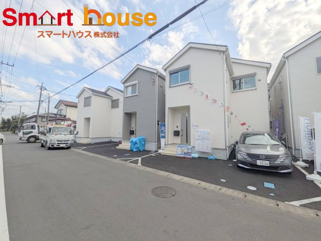 綾瀬市深谷中全４棟の前面道路含む現地写真|お住まいの前面道路が広いと駐車が楽になり、陽当たりも遮られないので明るく居心地の良いお家になります♪