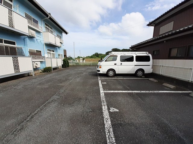常見ハイツの駐車場|車をお持ちの方に嬉しい駐車場付きの物件です