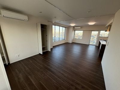 【居間・リビング】クレストコート旗の台 