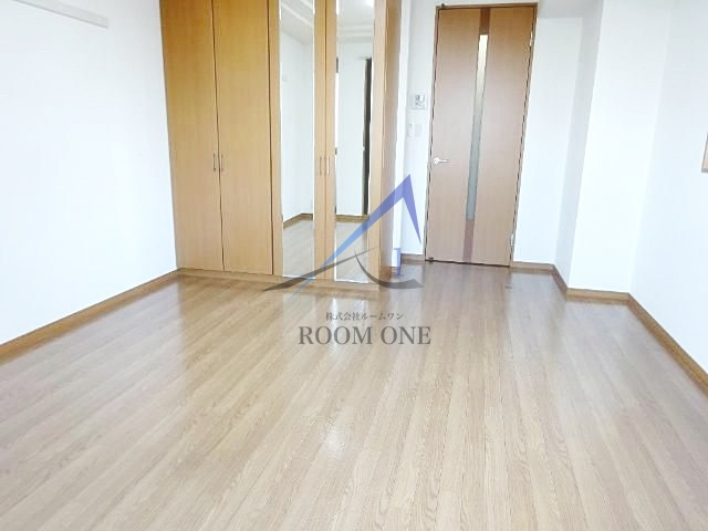 ローズガーデンＮＫＫの居間・リビング|洋室のお部屋です。