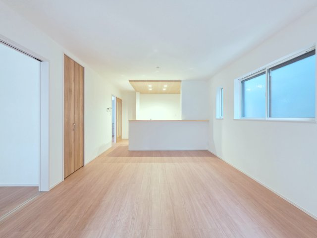 戸坂くるめ木二丁目の居間・リビング|広く明るいリビング空間。オープンタイプの対面式キッチンでリビングが隅まで見渡せます。キッチンにいながら小さなお子様にも目が届き安心です。