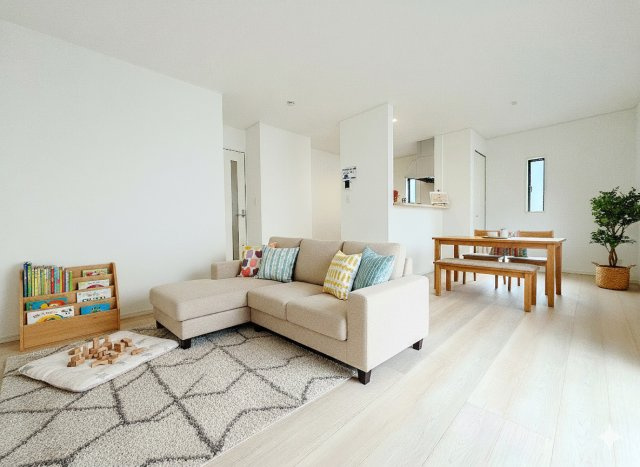 三郷市戸ケ崎　新築戸建　全2棟　1号棟の居間・リビング|同施工会社の参考写真にCGによる画像処理を行っています。家具、小物、カーテン等はイメージはCGです。