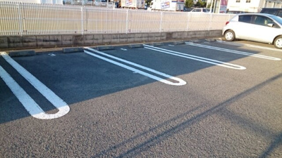 【駐車場】 | ジョイリバ－Ⅱ | 駐車場があるので、車を買う予定の方も安心です