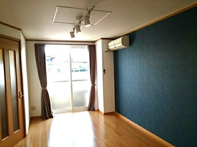 【居間・リビング】 | ソレイユＭⅡ | こちらの居間で趣味の時間をお楽しみください