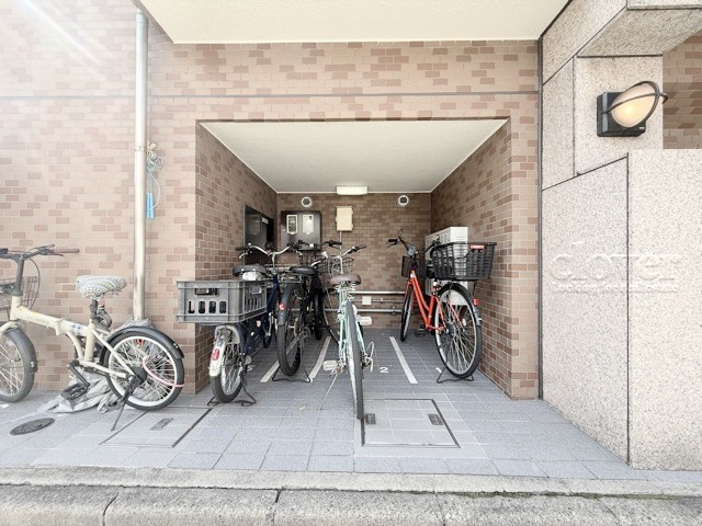 【駐輪場】 | ライオンズマンション西日暮里第三 | 駐輪場スペース。空きの有無などは、個別にお問合せください。～即日のご見学可能～　お問合せはお気軽に。