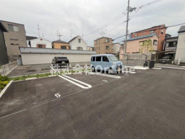 八尾市渋川町４丁目のアパートの駐車場