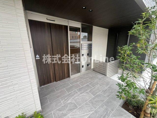 八尾市渋川町４丁目のアパートのエントランス