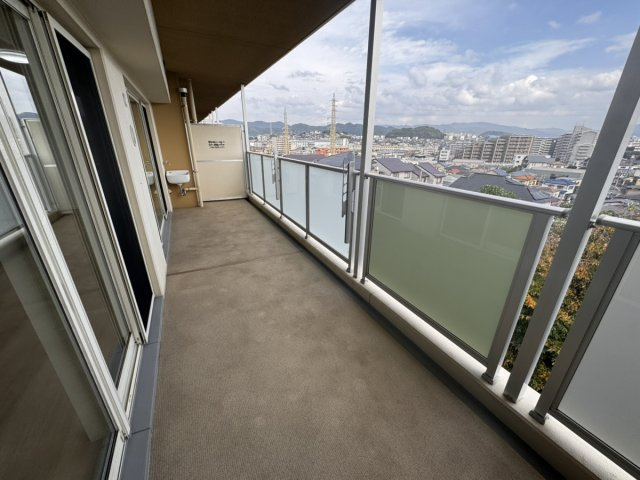 アンピール千早駅南のバルコニー|大きなバルコニーは柔らかい風を運んできます…♪
洗幅が広くクリーンな印象のバルコニー☆
洗濯物もたくさん干せそうですね！